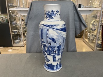 Une paire de vases en porcelaine de Chine en bleu et blanc &agrave; d&eacute;cor de musiciennes et de danseuses, Kangxi